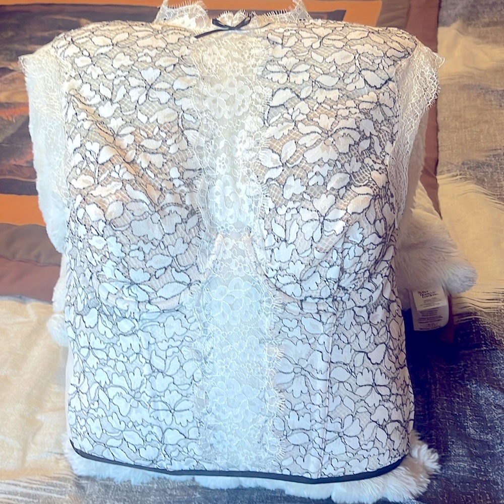 Elegant Lace Women's Top with Bra built-in - Black and White